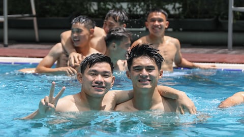 Các hot boy U23 Việt Nam đọ dáng tại hồ bơi